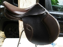  3002* selle fouganza tout cuir très bonne qualité proche du neuf !! avec étrier