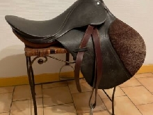 Selle de cheval vintage en cuir et lot d?accessoires - Vintage leather saddle
