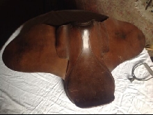 Selle cheval ancienne en cuir marron marque Richard ( Paris ) avec étriers 