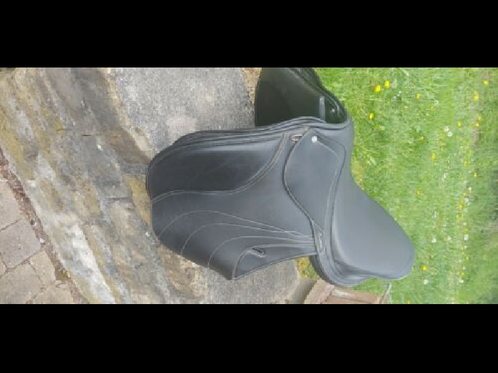 Selle mixte noire synthétique Fouganza 17,5 pouces bon état