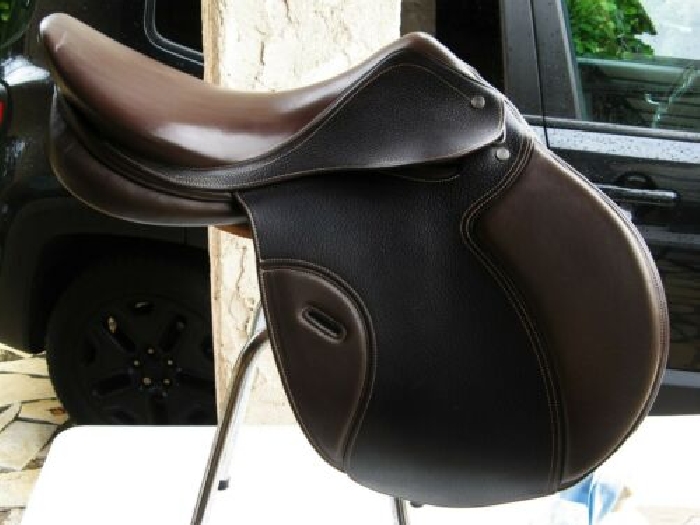  3002* selle fouganza tout cuir très bonne qualité proche du neuf !! avec étrier