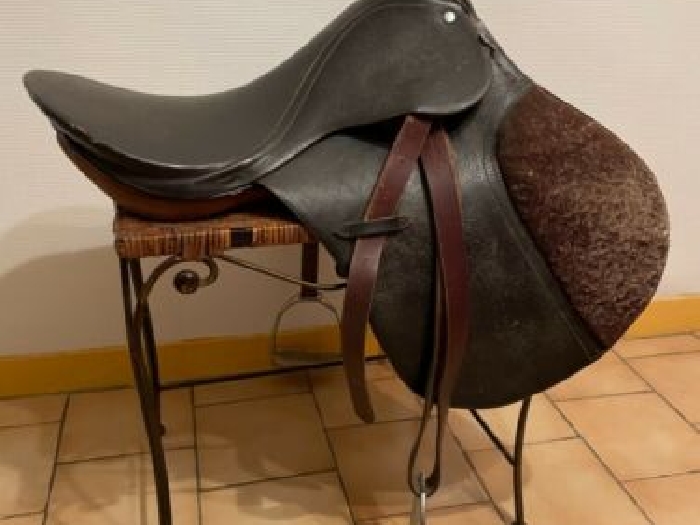 Selle de cheval vintage en cuir et lot d?accessoires - Vintage leather saddle