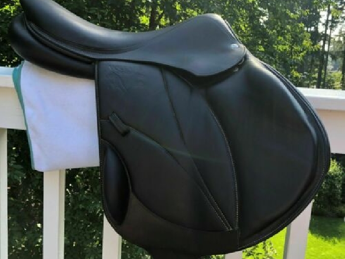 2019 Voltaire Lexington monoflap saddle, 17.5 seat, 2AA flap, 5
