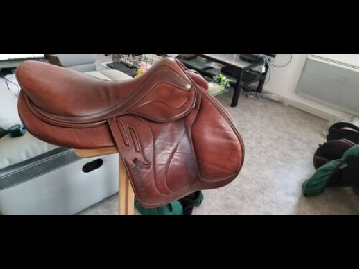 Vente de selles d'équitation d'occasion de marque (cwd,devoucoux,equipe, gbs)