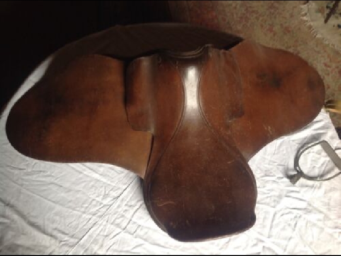 Selle cheval ancienne en cuir marron marque Richard ( Paris ) avec étriers 