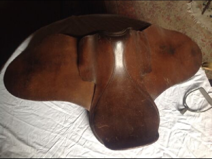 Selle cheval ancienne en cuir marron marque Richard ( Paris ) avec étriers 