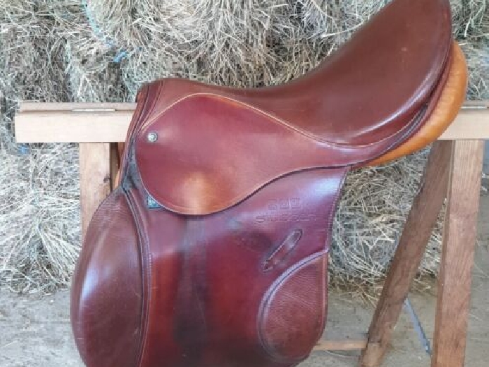 Selle d'équitation artisanale Suisse, marque STÜBBEN, en Cuir Cognac. 