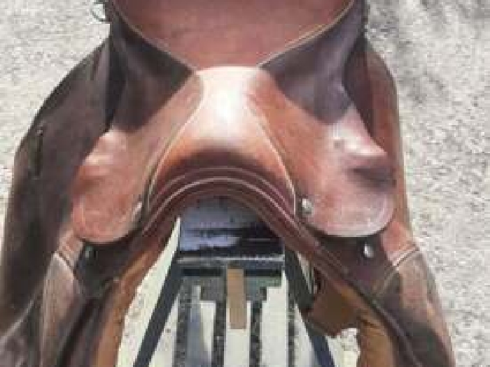 Selle artisanale cheval randonnée vintage cuir fabrication sellier France